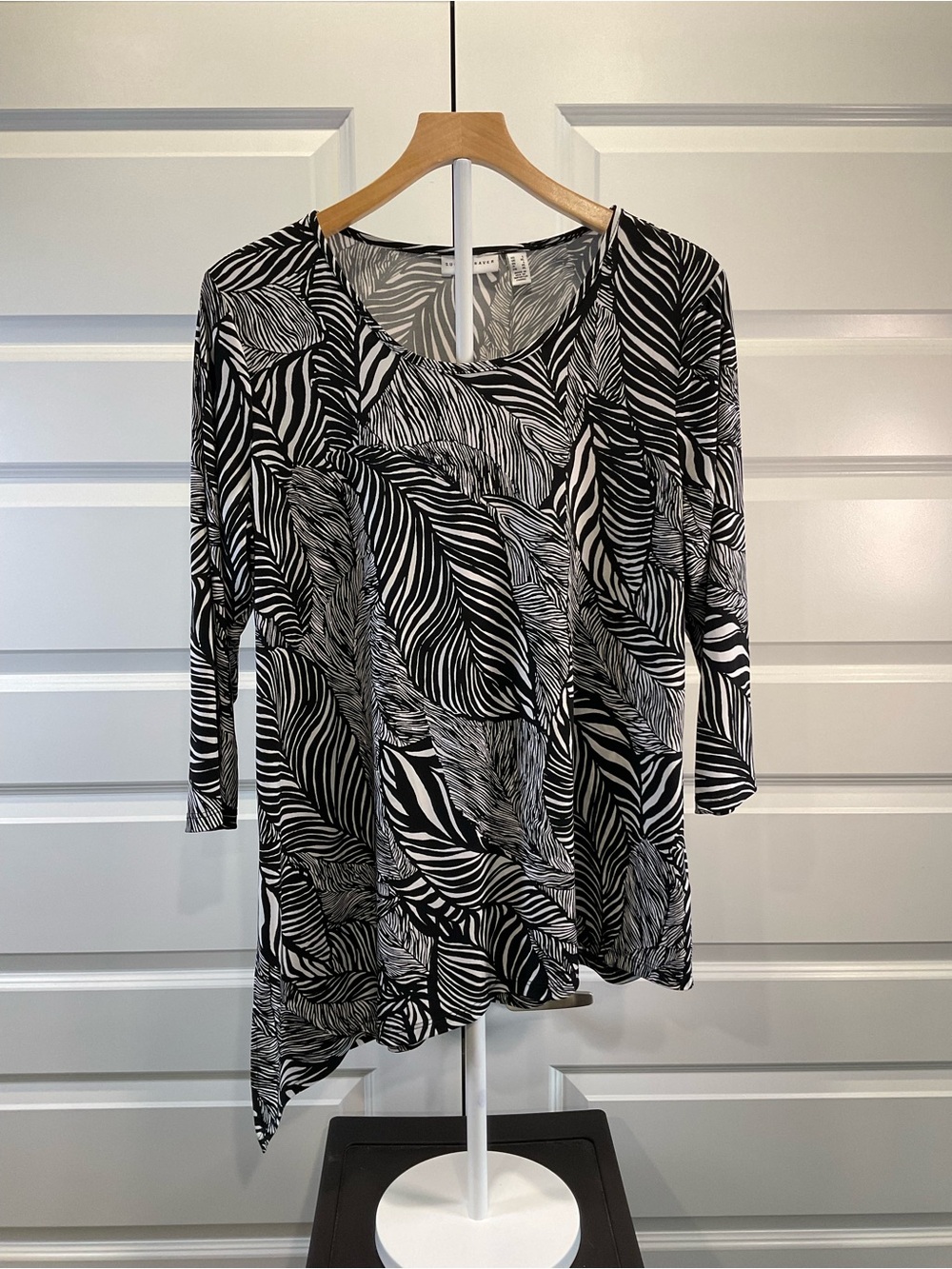 Susan Graver Black & White Leaf-Print Long Sleeve Top